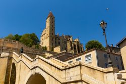 La scala monumentale che porta alla Torre d'Armagnac a Auch, Francia. Costruita nel 1863, è composta da 370 gradini a metà dei quali si trova la statua del famoso moschettiere ...