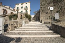 La scalinata all'antico castello di Santa Severina, Crotone, Calabria. Il maniero venne eretto nel 1076 dai Normanni sui resti di una precedente fortificazione bizantina - © Natan stucchi ...