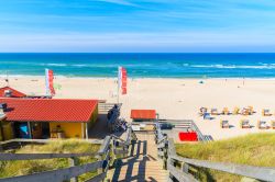 La scalinata che conduce al ristorante sulla spiaggia di Wenningstedt a Sylt, Germania. - © Pawel Kazmierczak / Shutterstock.com