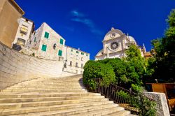 La scalinata che conduce alla Cattedrale di San Giacomo, nel centro storico di Sibenik (Croazia).
