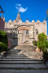 La scalinata che porta al Convento Agostiniano di Forza d'Agrò, Sicilia.
