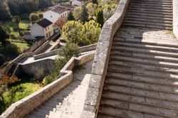 La scalinata che porta al villaggio di Pons, Francia. La cittadina sorge su un promontorio roccioso. 

