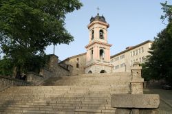 La scalinata della Chiesa della Santa Vergine nel centro di Plovdiv, in Bulgaria