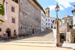 La scalinata in piazza Duomo a Spoleto, Umbria. E' una delle più suggestive d'Italia: si presenta con forma triangolare che culmina con una lunga scalea - © laura zamboni ...