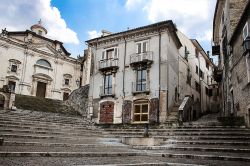 La scalinata nel centro storico di Popoli, Abruzzo.

