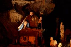 La scena della Natività del Presepe Vivente nelle Grotte di Postumia in Slovenia