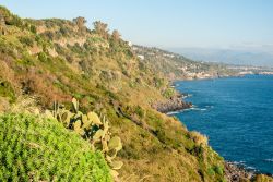 La scogliera chiamata Timpa nei pressi di Acireale, costa orientale della Sicilia. Quest'area vicino a Acireale si presenta come la sovrapposizione di strati eruttivi di epoche differenti.

 ...