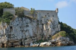 La scogliera sull'isola di Santa Margherita, arcipelago delle Lerins, con un tratto delle antiche mura di fortificazione di questo territorio francese.
