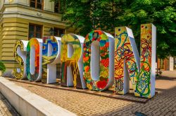 La scritta decorativa di Sopron in un'agenzia turistica, Ungheria - © trabantos / Shutterstock.com