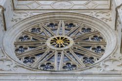 La scritta latina Nec Pluribus Impar sulla cattedrale di Orléans, Francia: è il motto scelto da Luigi XIV° e impresso nel suo stemma.
