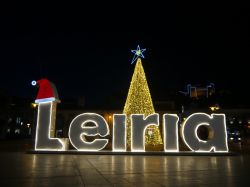 La scritta Leiria nel centro cittadino durante il Natale, Portogallo - © Ateles Films / Shutterstock.com