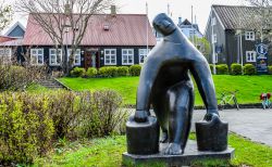 La scultura "Acquario" in una via del centro storico di Reykjavik, Islanda - © Zabotnova Inna / Shutterstock.com