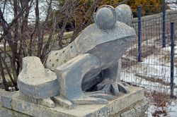 La scultura della Rana nel parco Podzamcze a Olsztyn, Polonia. Opera dell'artista Ryszard Wachowski, dal 1958 si trova sulle sponde del fiume Lyna - © Martyn Jandula / Shutterstock.com ...