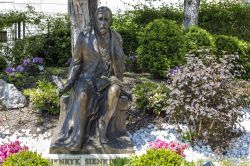 La scultura dello scrittore polacco Henryk Sienkiewicz a Vevey,  Svizzera. Inaugurata nel novembre 2006, questa statua è opera dello scultore Gustaw Zemla - © marekusz / Shutterstock.com ...