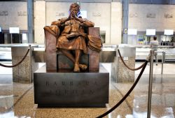 La scultura di Barbara Jordan, avvocato americano, al Bergstrom International Airport di Austin (Texas) - © GSPhotography / Shutterstock.com