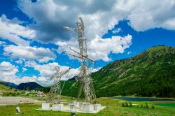 La scultura di Christian Burger "L'Envol" a Monginevro, Francia. Realizzata in due anni di lavoro, è alta 12 metri e rappresenta il campione svizzero Keller mentre esegue ...