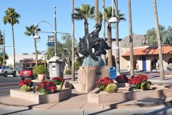 La scultura di Jack Knife su una strada di Scottsdale, Arizona. L'opera in bronzo, realizzata da Ed Mell, ritrae un cavaliere su un cavallo imbizzarrito e si è ispirata al sigillo ...
