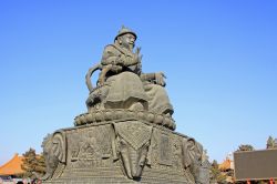 La scultura di Khan Alatan al Dazhao Lamasery di Hohhot, Cina - © chinahbzyg / Shutterstock.com