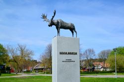 La scultura di un alce nel centro cittadino di Nida, Lituania - © Irina Borsuchenko / Shutterstock.com 