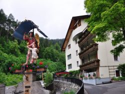 La scultura di un angelo all'ingresso della gola Rosengartenschlucht di Imst, Austria.
