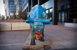 La scultura di un bufalo nel centro della città di Denver, Colorado. "Cosa rende Denver unica?" si legge nel messaggio dipinto sulll'opera dall'artista Douglas Rouse ...
