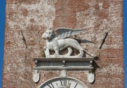 La scultura di un leone alato su una torre del centro città a Castelfranco Veneto, Veneto - © Maurizio Sartoretto / Shutterstock.com