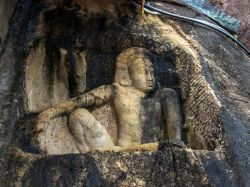 La scultura di un uomo e di un cavallo a Isurumuniya, Anuradhapura, Sri Lanka. Isurumuniya è un tempio buddhista situato nei pressi di Tisawewa - © e X p o s e / Shutterstock.com ...