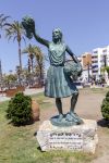 La scultura di una donna con un grappolo di uva a Sitges, Spagna. Questa cittadina della Catalogna è famosa per un vino: la Malvasia. Se ne producono circa 10 mila bottiglie all'anno ...