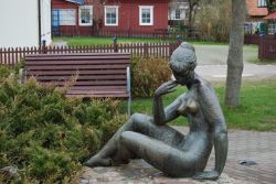 La scultura di una donna seduta a Nida, Lituania - © Victoria Lipov / Shutterstock.com 