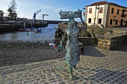 La scultura di una pescatrice al porto di Puerto de la Cruz, Tenerife, Spagna. Questa statua, opera di Julio Nieto, è dedicata agli antichi venditori di pesce - © nito / Shutterstock.com ...