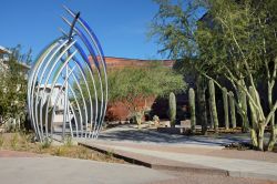 La scultura Diamond Bloom al Museo del West di Scottsdale, Arizona (USA): a realizzarla è stato l'artista Curtis Pittma. L'opera si trova lungo una passerella che collega l'ingresso ...
