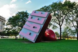 La scultura Free Stamp nel Willard Park di Cleveland, Ohio, USA. Questo parco pubblico si trova all'angolo nord-ovest di East 9th Street e Lakeside Avenue, nel quartiere storico di Cleveland ...