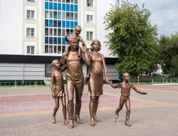 La scultura in bronzo dedicata alla famiglia, centro di Saransk, Russia - © Stetiukha Kristina / Shutterstock.com