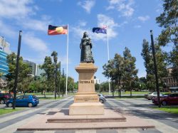La scultura in bronzo della Regina Vittoria a Adelaide: si trova in Victoria Square dal 1894 (Australia) - © ArliftAtoz2205 / Shutterstock.com