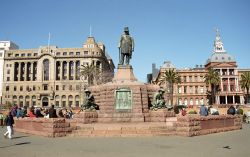 La scultura in bronzo di Paul Kruger a Pretoria, Sudafrica. Scolpita nel 1896, si trova in Church Square dal 1954 - © Attila JANDI / Shutterstock.com