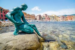 La scultura in bronzo "Pescatorello" a Sestri Levante, provincia di Genova, Liguria. Posizionata nella baia di Portobello, davanti all'Annunziata, questa statua è opera ...
