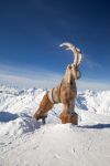 La scultura in legno di una capra al Point de la Masse in Francia, Les Menuires (Francia) - © Julia Kuznetsova / Shutterstock.com
