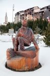 La scultura in legno di uno snowboarder nel centro cittadino di Les Menuires, Francia - © Julia Kuznetsova / Shutterstock.com