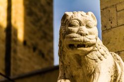 La scultura ornamentale sul muro di una chiesa di Barletta, Puglia.



