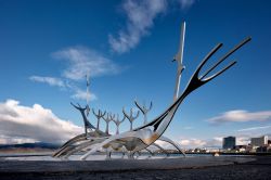 La scultura Sun Voyager a Reykjavik, Islanda. Opera dell'artista Jon Gunnar Arnason, questo monumento è un'ode al sole  - © Evgeniyqw / Shutterstock.com