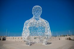 La scultura The Nomade, al Bastione Saint Jaume di Antibes in Francia - © Agent Wolf / Shutterstock.com