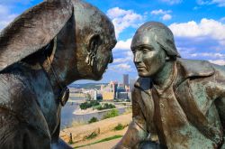 La scultura "The Point of View" al Point of View Park di Pittsburgh, Pennsylvania. Ritrae George Washington e Guyasuta, leader del popolo Seneca - © Sean Pavone / Shutterstock.com ...