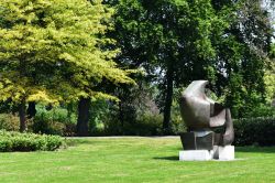 La scultura Three-piece Plastic Art allo Zuiderpark di Den Haag, Olanda. A realizzarla nel 1970 è stato l'olandese Eric Boot - © Gabriela Beres / Shutterstock.com