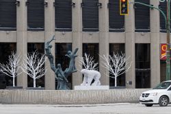 La scultura "Tree Children" di Leo Mol a Winnipeg, Canada: si trova di fronte al Richardson Building in Portage Avenue nel centro della capitale del Manitoba - © Vadim Rodnev ...