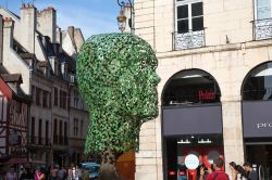 La scultura verde di una grande testa d'uomo nel centro cittadino di Digione, Borgogna - © Evgeniia Ozerkina / Shutterstock.com