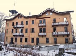 La Scuola Alberghiera di Tonezza del Cimone, provincia di Vicenza, Veneto. Oggi questo antico edificio è completamente abbandonato - © ChiccoDodiFC / Shutterstock.com