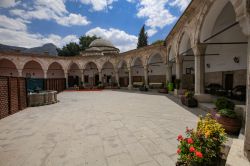 La scuola coranica di Amasya, Turchia. Venne costruita nel 1488 su ordine di Kapi Agasi Huseyin Aga durante il regno del sultano ottomano Bayezid II° - © prdyapim / Shutterstock.com ...