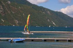 La scuola di vela al lago di Bourget, Aix-les-Bains, Francia. Qui, nel più grande lago naturale della Francia, in estate è possibile prendere lezioni per avvicinarsi alla navigazione ...