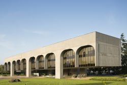 La sede di Fata Engineering a Pianezza, disegnata dall'ingegnere brasiliano Oscar Niemeyer nel 1979 - © Pheexn / Shutterstock.com
