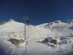 La seggiovia che porta alle piste del comprensorio sciistico di Valfrejus (Francia): panorama invernale con la neve.

